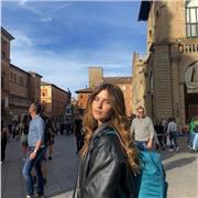 Insegnante di italiano impartisce lezioni ad alunni di scuola elementare